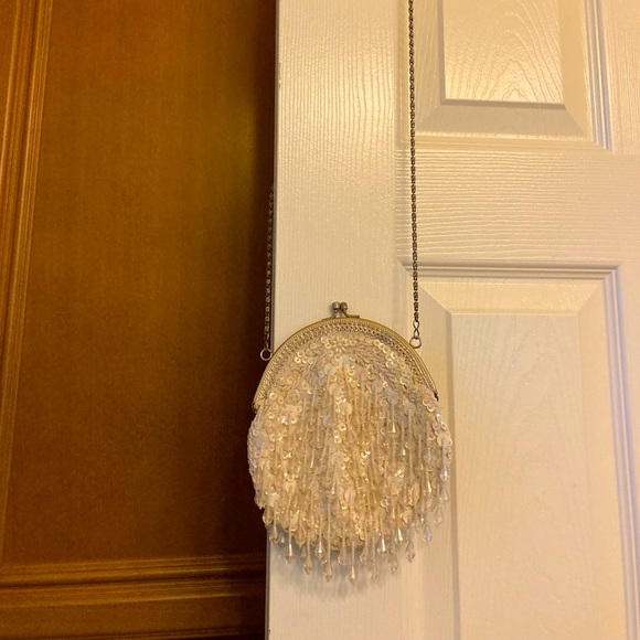 Beaded Metal Frame Purse in White with Chain Strap - Vintage - Picture 6 of 8